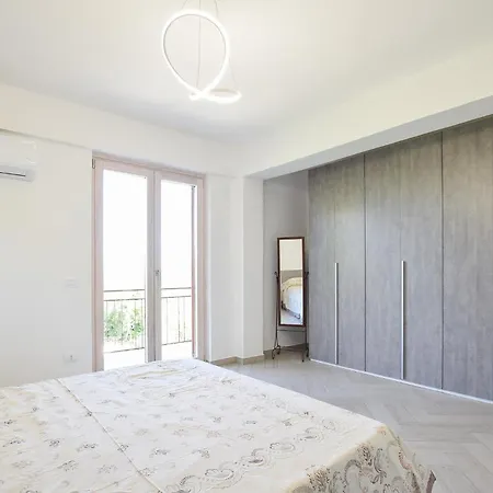 2 Bedroom Pet Friendly In Apartment *